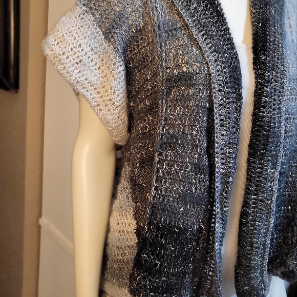 Super soft short sleeve high low cardigan sweater in shades of gray and black - Picture 4 of 7